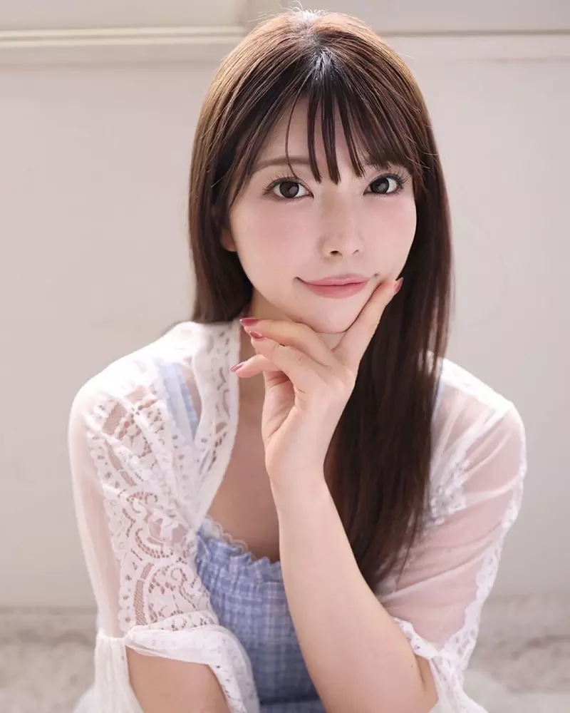Ảnh Ai Uehara Tạo Dáng Trong Không Gian Sang Trọng