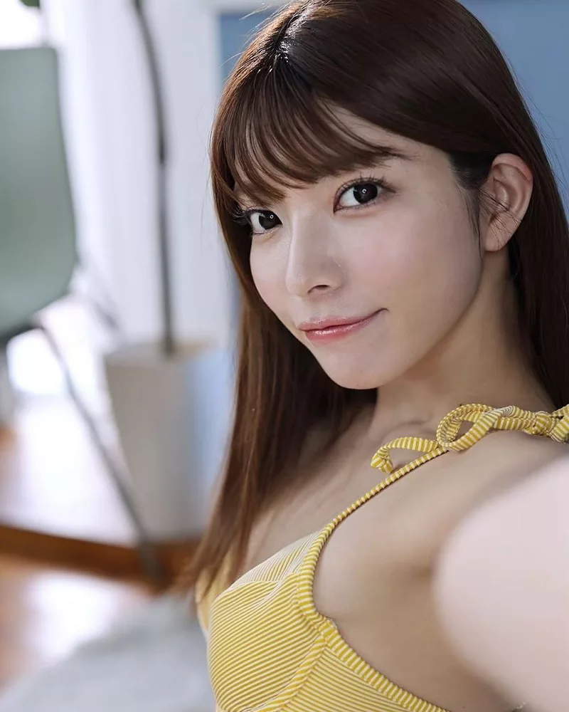 Ảnh Ai Uehara Trong Outfit Cá Tính