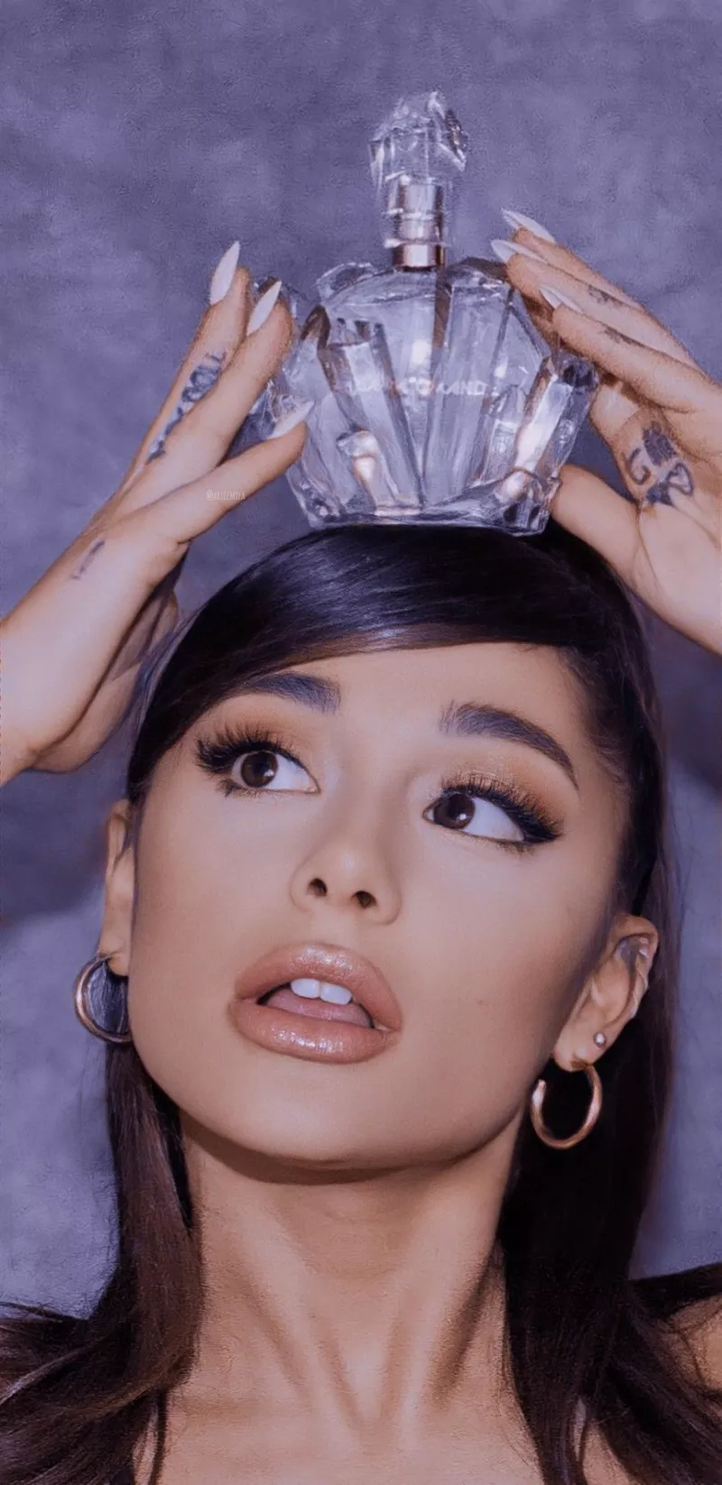 Ảnh Ariana Grande Tạo Dáng Trong Không Gian Đẹp Mắt Ảnh Ariana Grande Tạo Dáng Trong Không Gian Đẹp Mắt