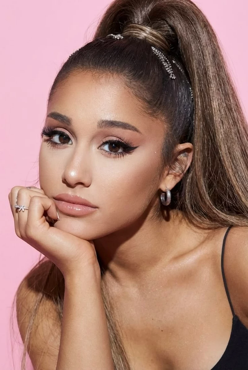 Ảnh Ariana Grande Tạo Dáng Trong Khung Cảnh Lãng Mạn Ảnh Ariana Grande Tạo Dáng Trong Khung Cảnh Lãng Mạn