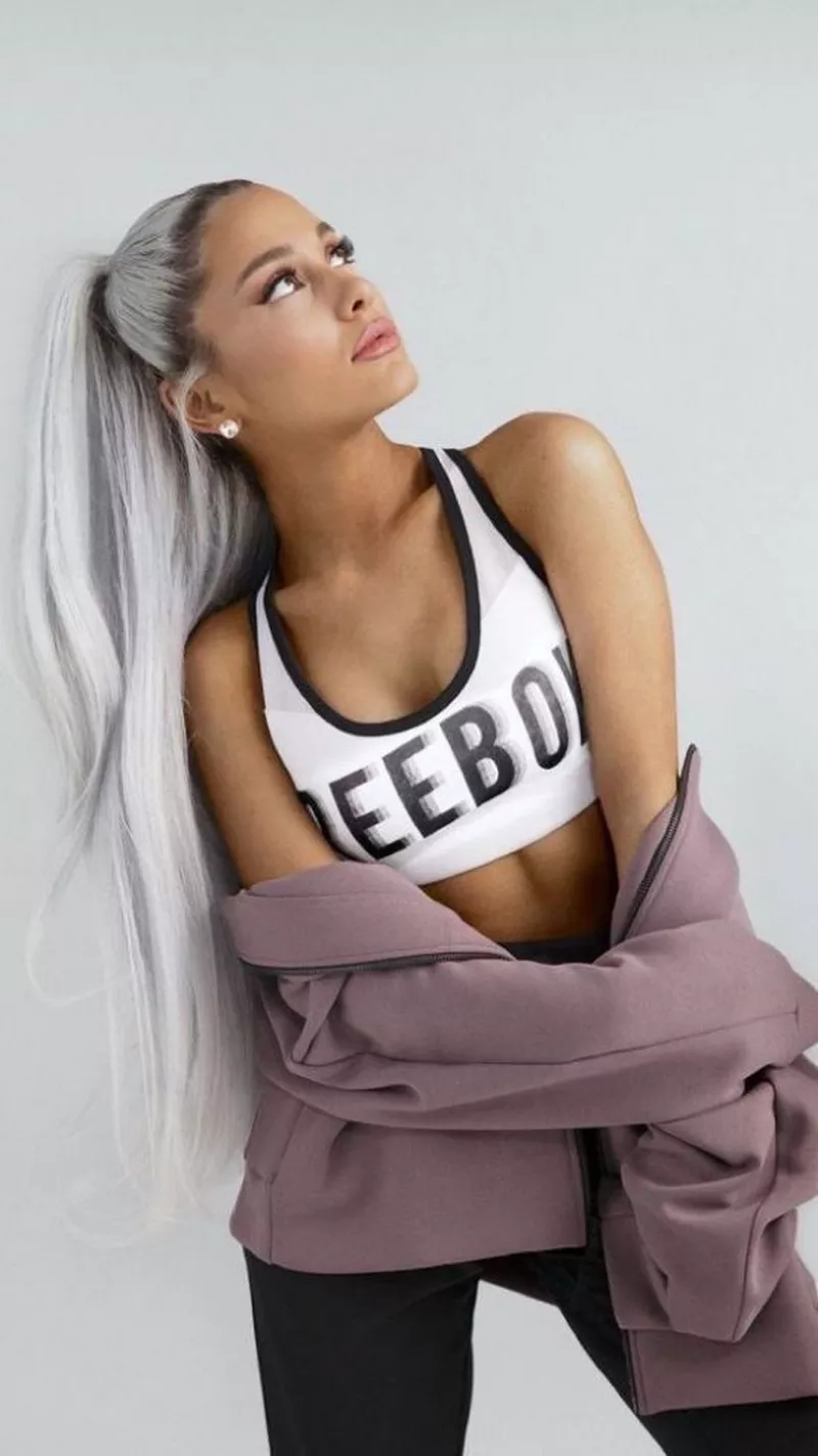 Ảnh Ariana Grande Trong Ánh Đèn Sân Khấu Đầy Nổi Bật Ảnh Ariana Grande Trong Ánh Đèn Sân Khấu Đầy Nổi Bật