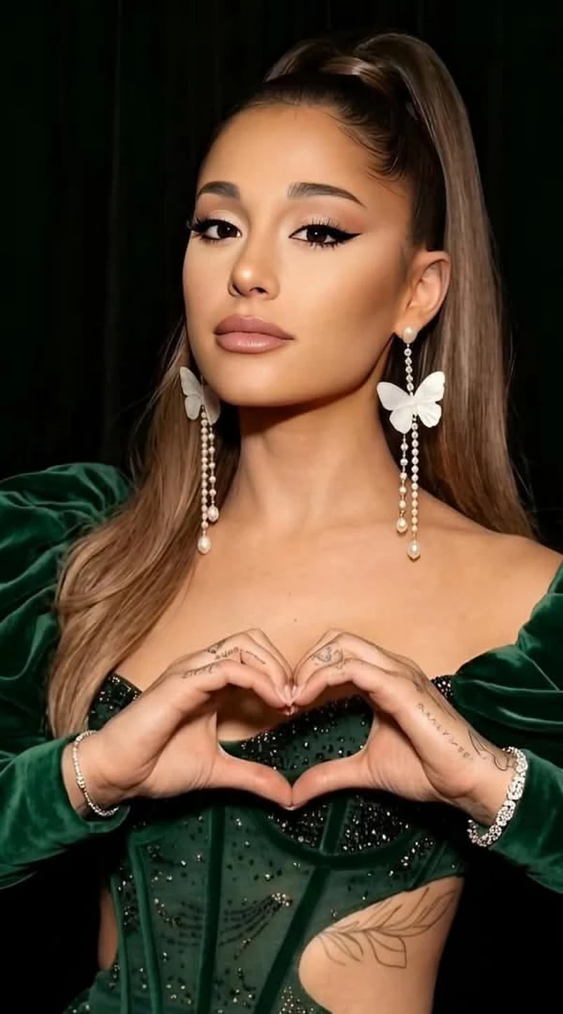 Ảnh Ariana Grande Trong Bộ Váy Nữ Tính Đầy Ấn Tượng Ảnh Ariana Grande Trong Bộ Váy Nữ Tính Đầy Ấn Tượng