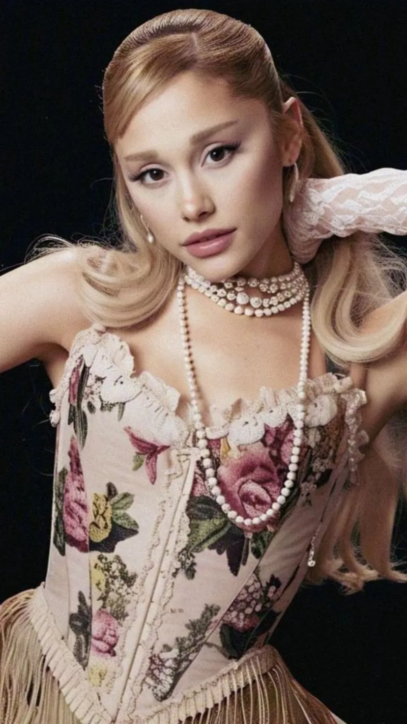 Ảnh Ariana Grande Trong Phong Cách Đời Thường Gần Gũi Ảnh Ariana Grande Trong Phong Cách Đời Thường Gần Gũi