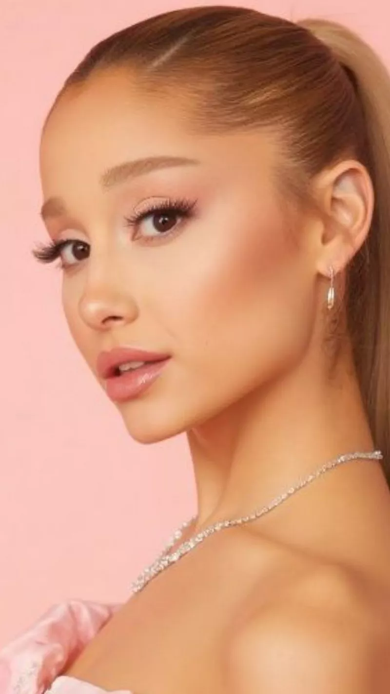 Ảnh Ariana Grande Trong Trang Phục Cá Tính Và Nổi Bật Ảnh Ariana Grande Trong Trang Phục Cá Tính Và Nổi Bật