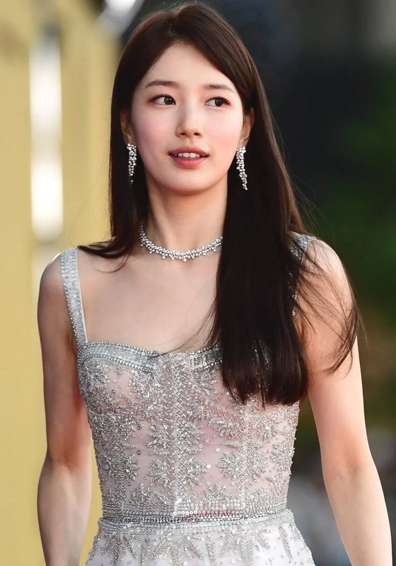 Ảnh Bae Suzy Tạo Dáng Bên Khung Cảnh Thiên Nhiên