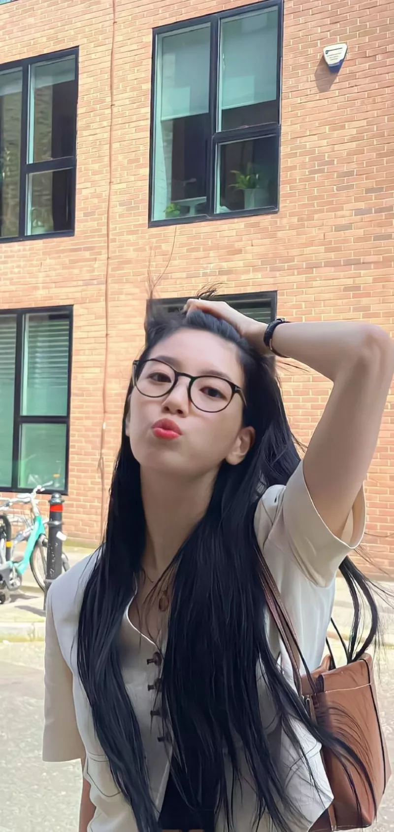 Ảnh Bae Suzy Tạo Dáng Trong Trang Phục Thời Trang