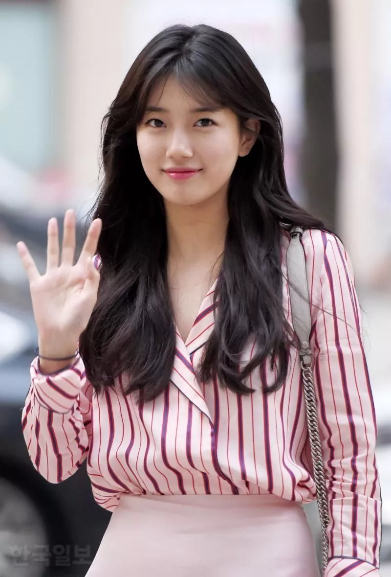 Ảnh Bae Suzy Trong Trang Phục Nữ Tính Và Thời Thượng