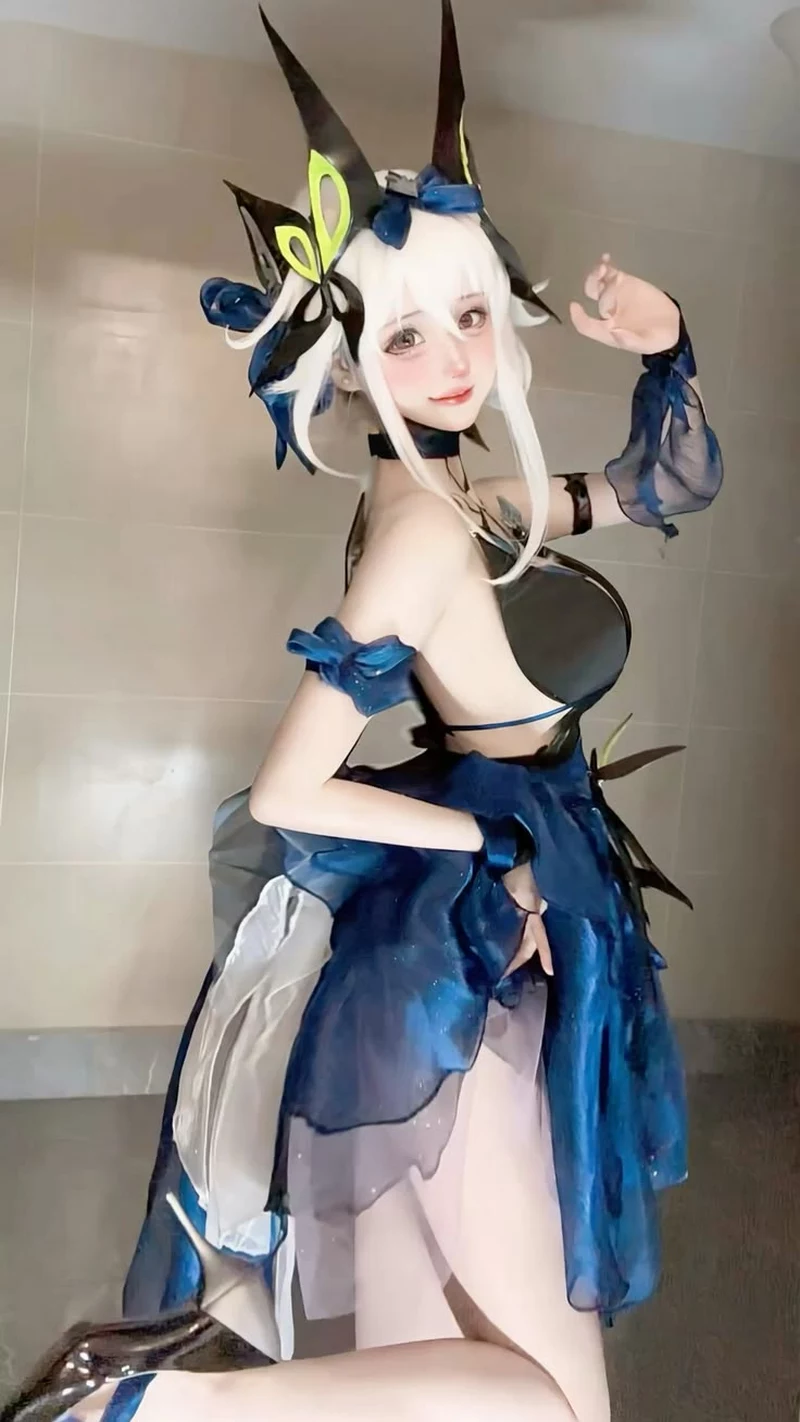 Ảnh Cosplay Sexy Tạo Dáng Trước Khung Cảnh Lung Linh Ảnh Cosplay Sexy Tạo Dáng Trước Khung Cảnh Lung Linh