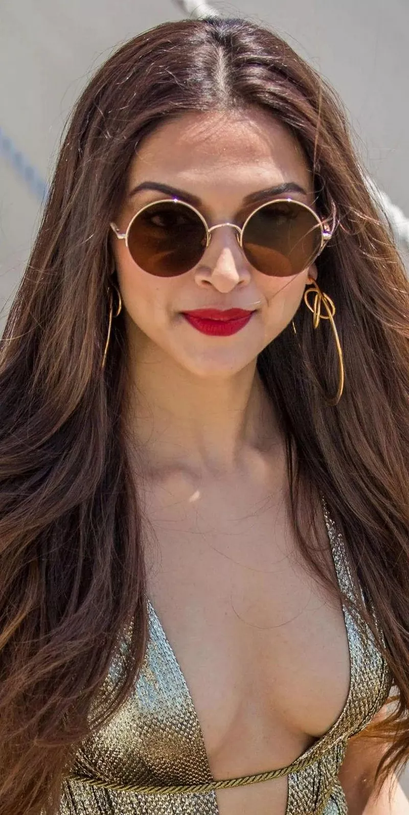 Ảnh Deepika Padukone Tạo Dáng Bên Khung Cảnh Thiên Nhiên