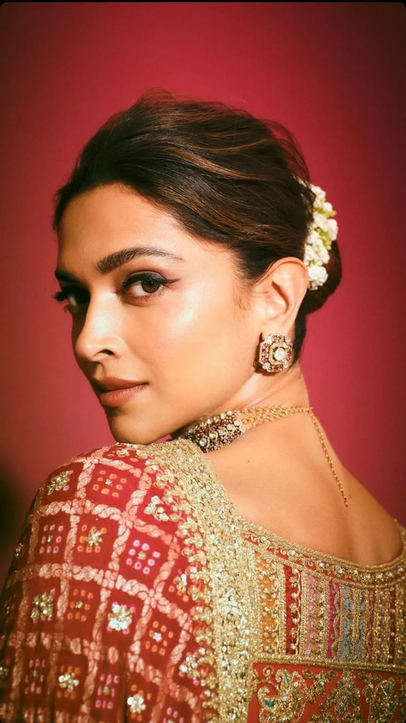 Ảnh Deepika Padukone Tạo Dáng Trong Khung Cảnh Lãng Mạn