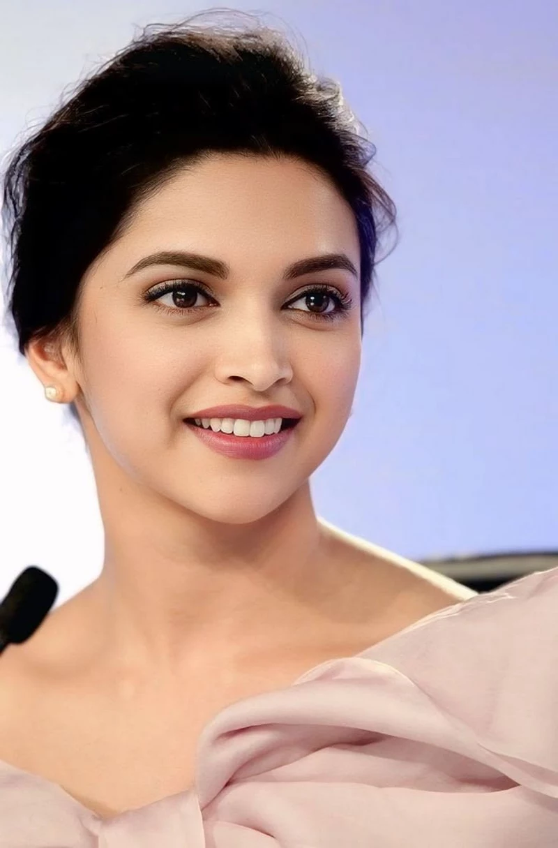 Ảnh Deepika Padukone Tỏa Sáng Dưới Ánh Đèn Sân Khấu