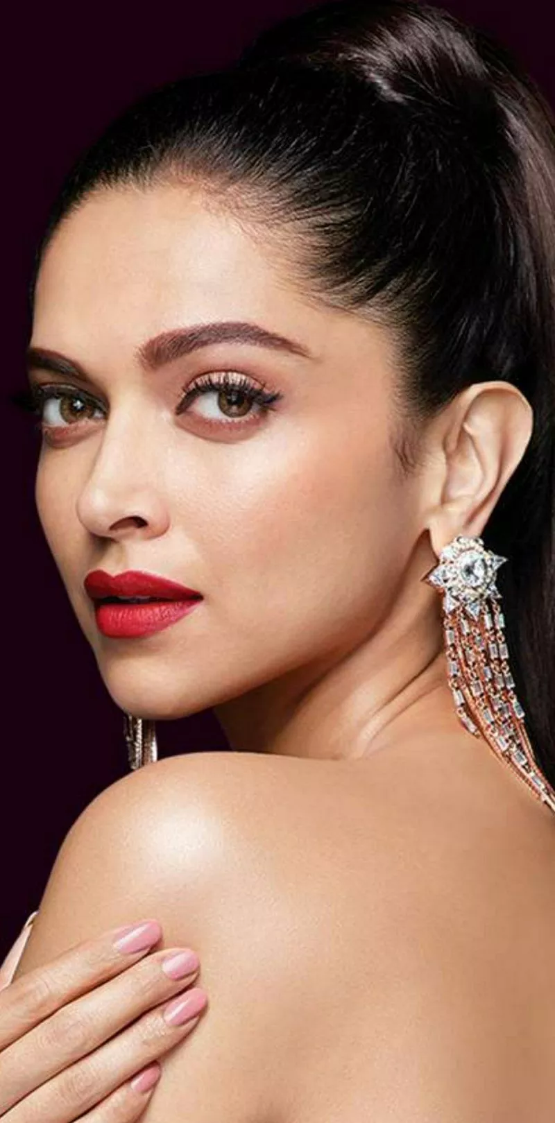 Những Khung Hình Deepika Padukone Gây Ấn Tượng Bởi Vẻ Đẹp Rạng Rỡ