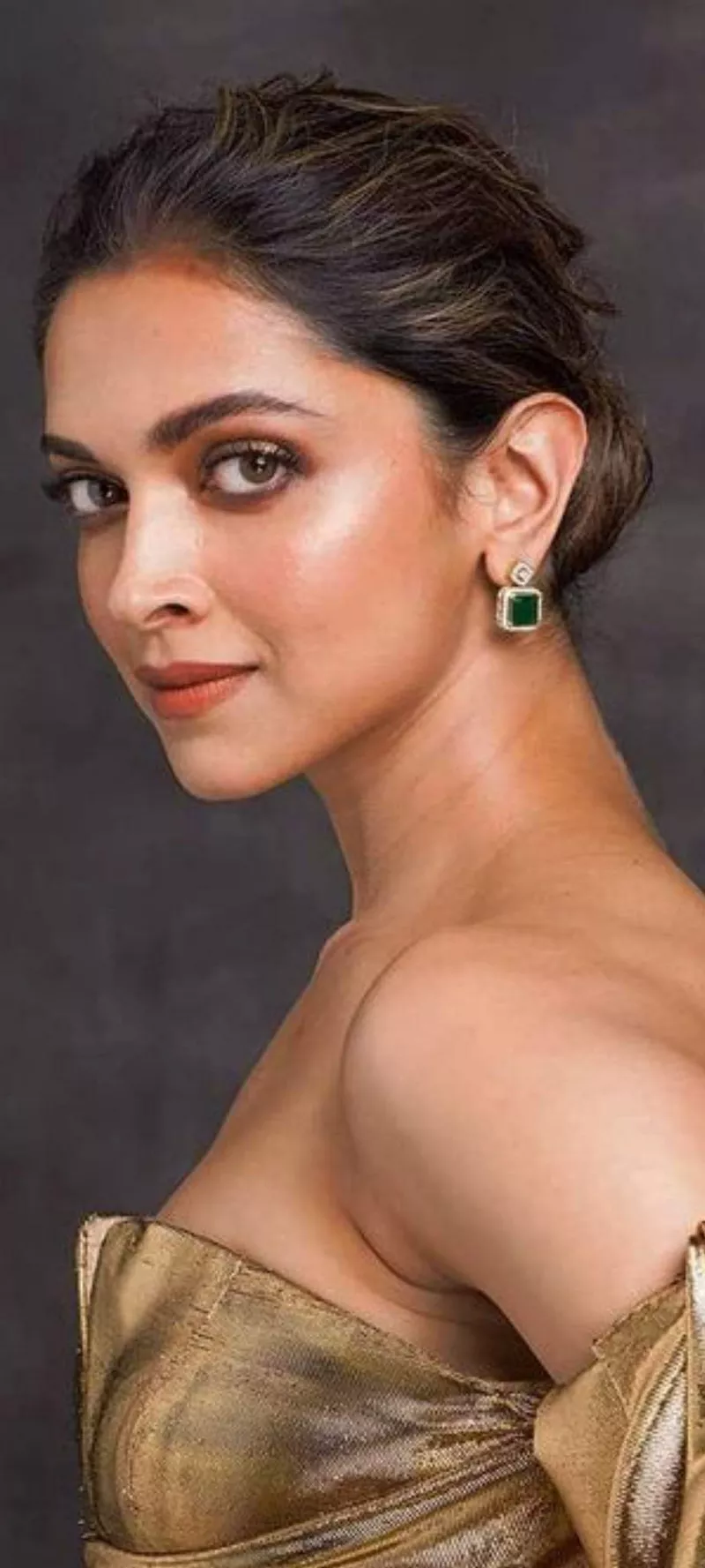 Ảnh Deepika Padukone Với Phong Cách Nữ Tính Pha Nét Cá Tính