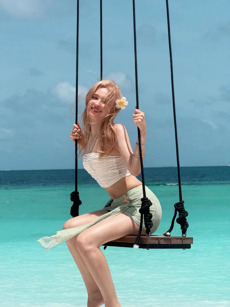 Ảnh Elina Karimova Tạo Dáng Bên Hoa
