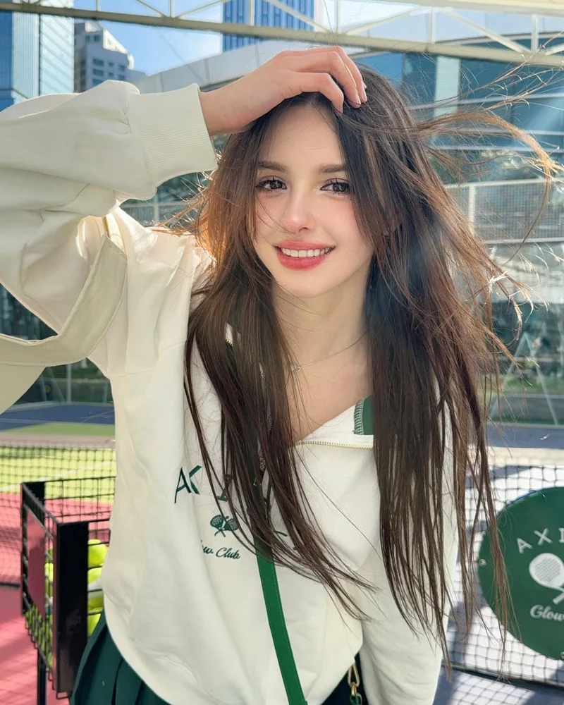 Ảnh Elina Karimova Tạo Dáng Ngoài Trời