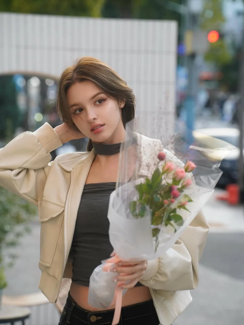 Ảnh Elina Karimova Tạo Dáng Trong Không Gian Sang Trọng