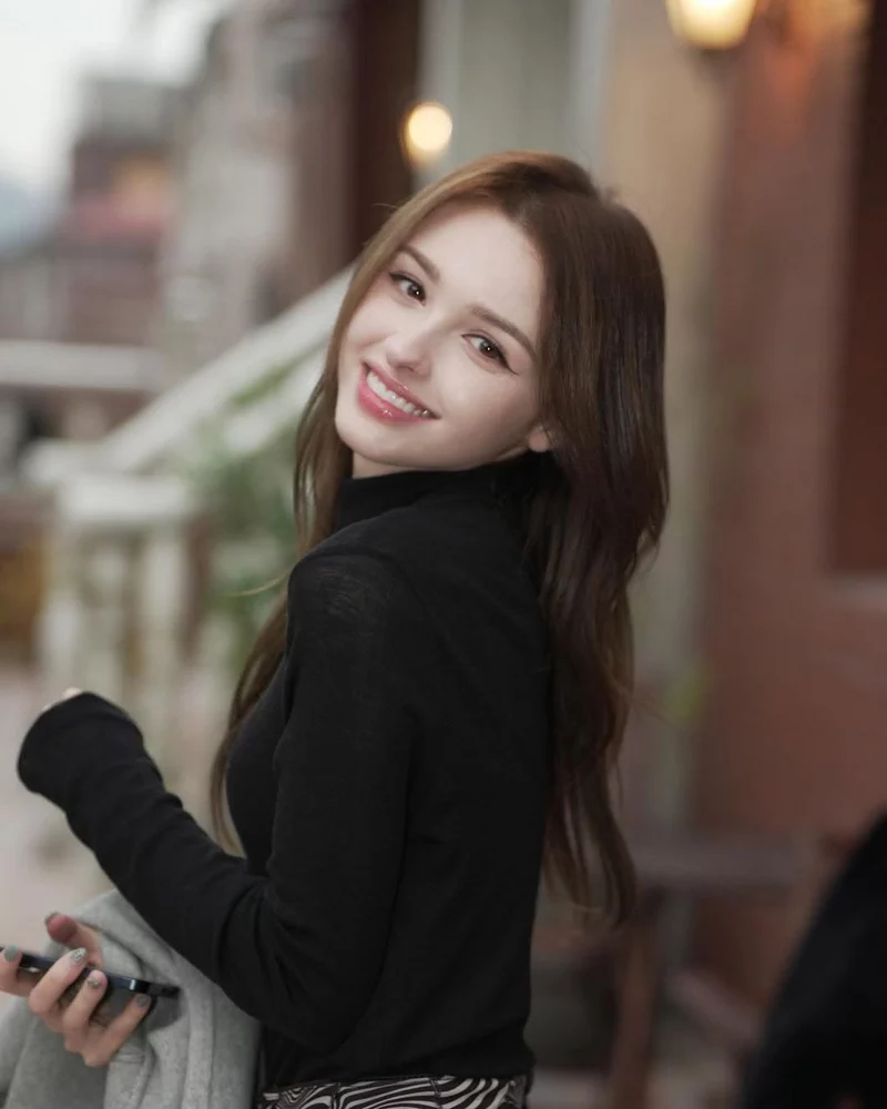 Ảnh Elina Karimova Trong Bộ Váy Thanh Lịch