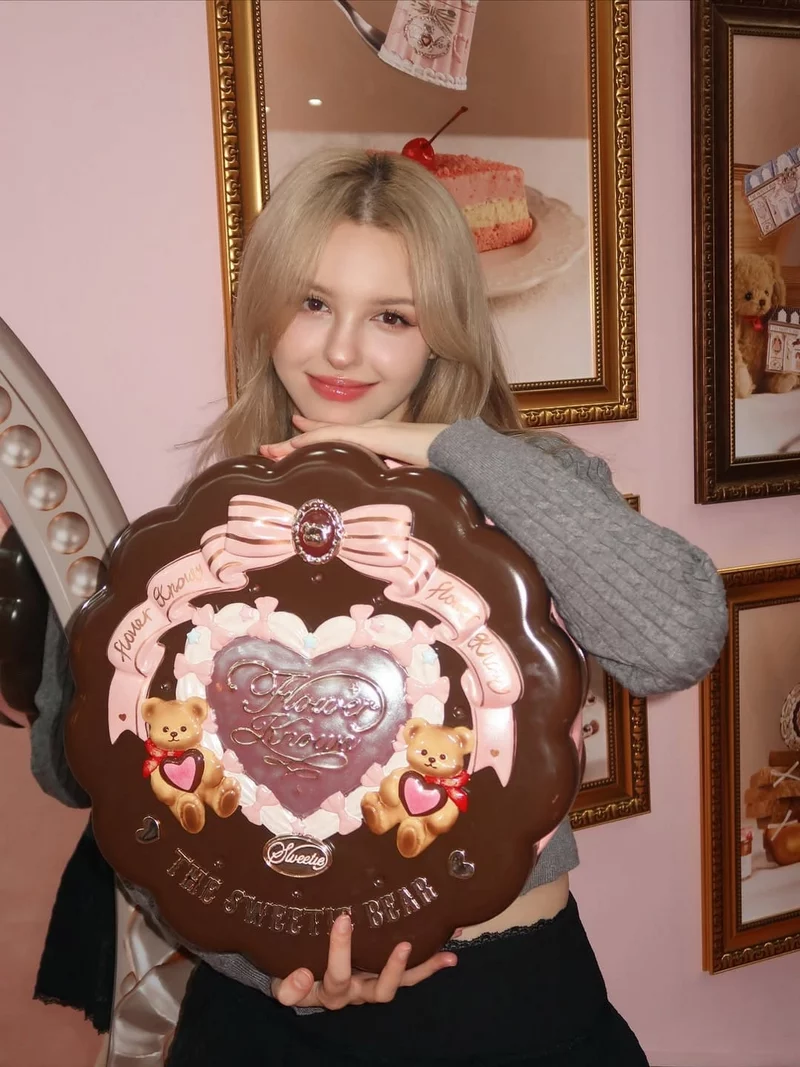 Ảnh Elina Karimova Trong Không Gian Tối Giản