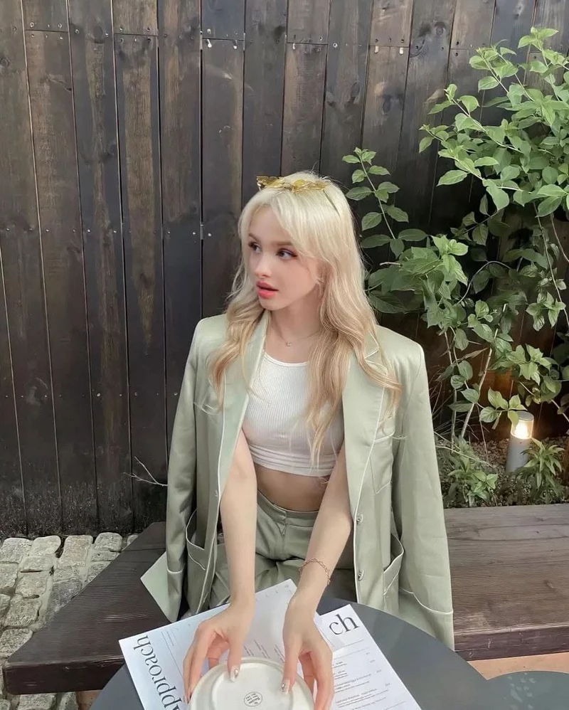 Ảnh Elina Karimova Trong Outfit Nữ Tính Và Thời Thượng