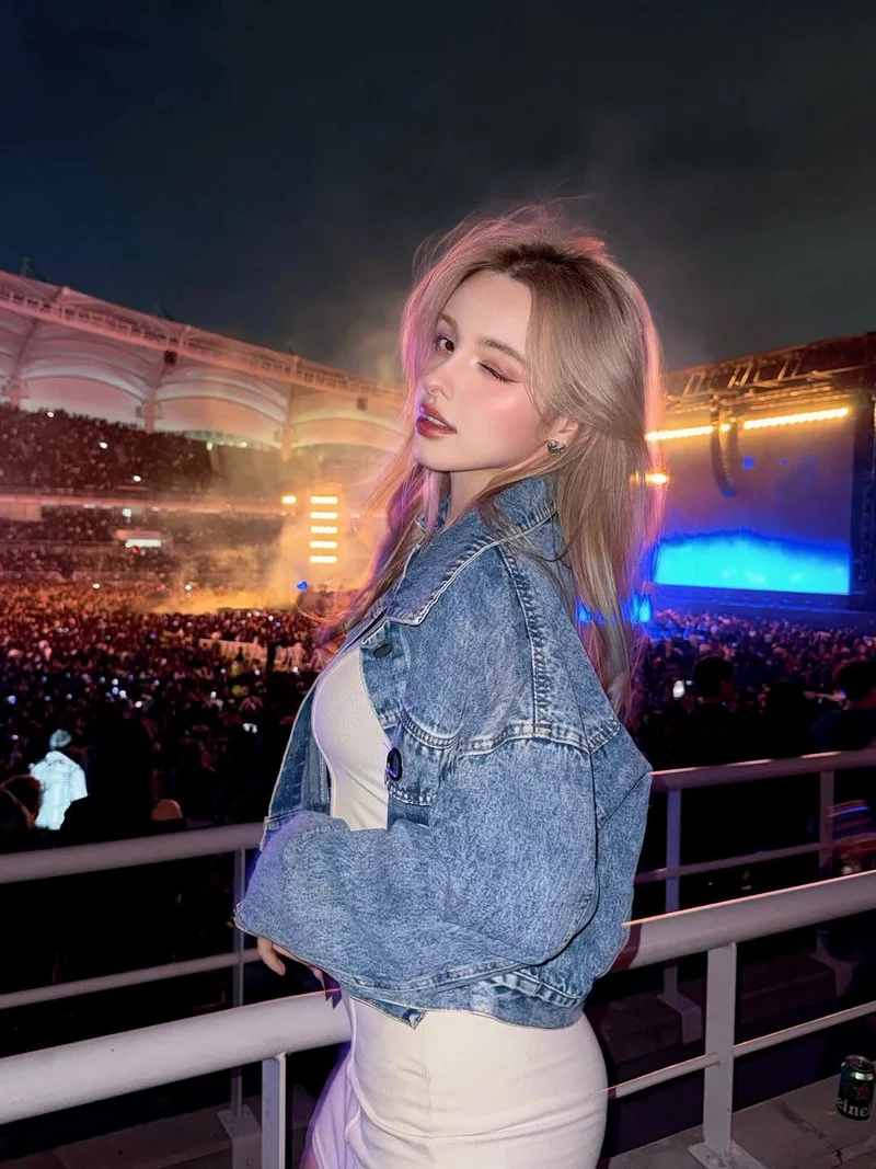 Ảnh Elina Karimova Trong Trang Phục Màu Đen Cá Tính