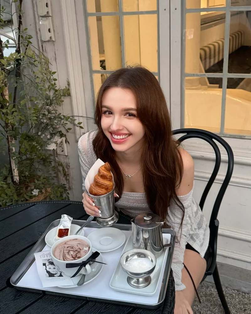 Ảnh Elina Karimova Với Ánh Mắt Dịu Dàng