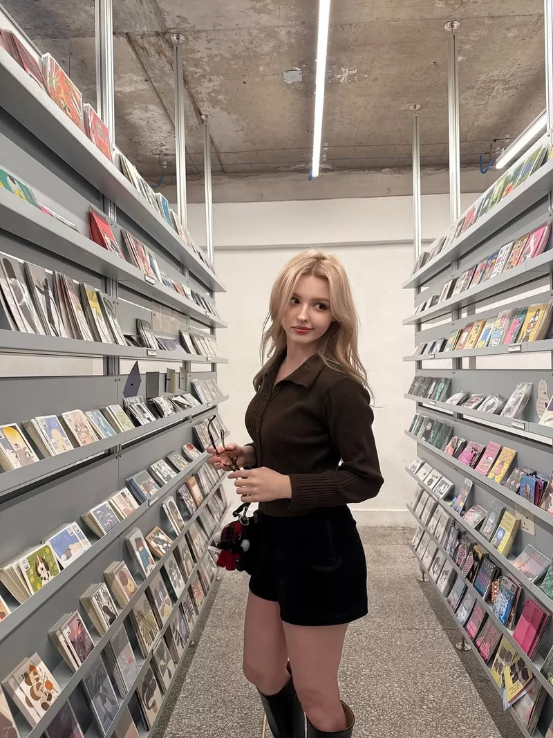Ảnh Elina Karimova Với Outfit Màu Trắng Tinh Khôi