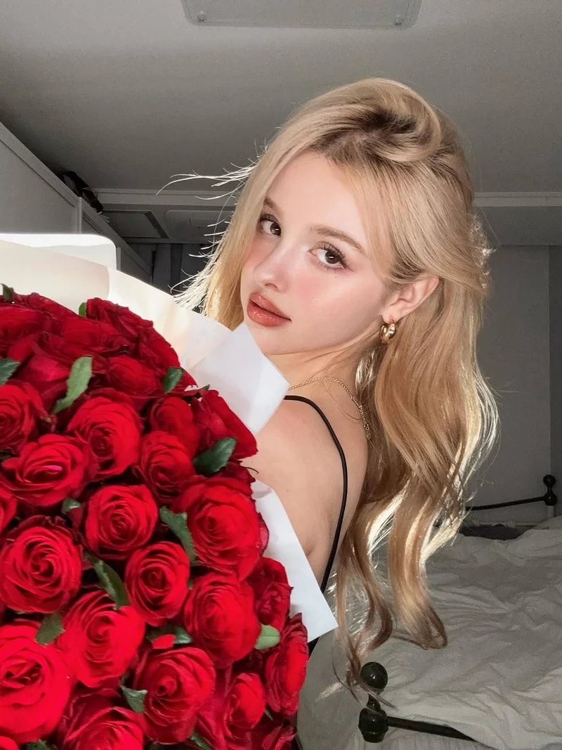 Ảnh Elina Karimova Với Phong Cách Cổ Điển