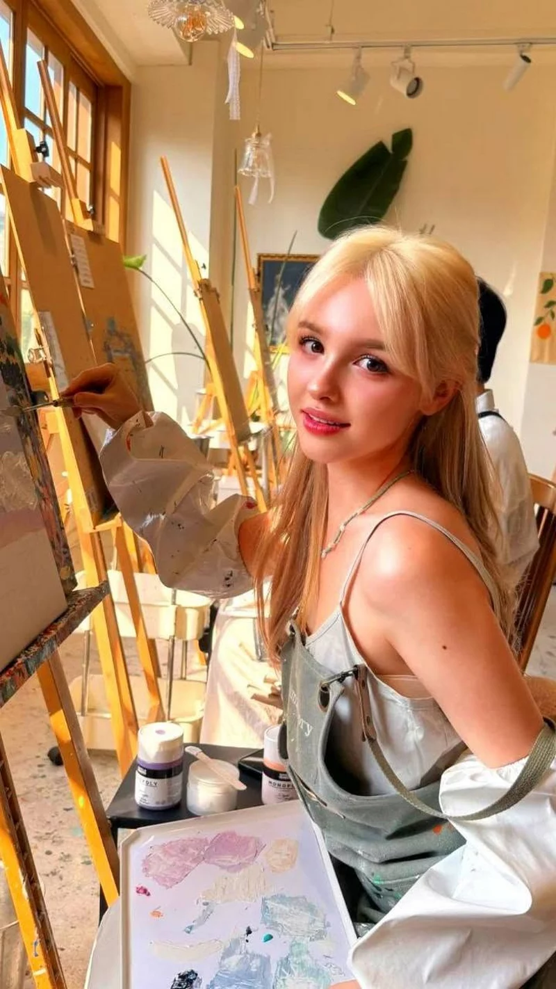 Ảnh Elina Karimova Với Phong Cách Hiện Đại
