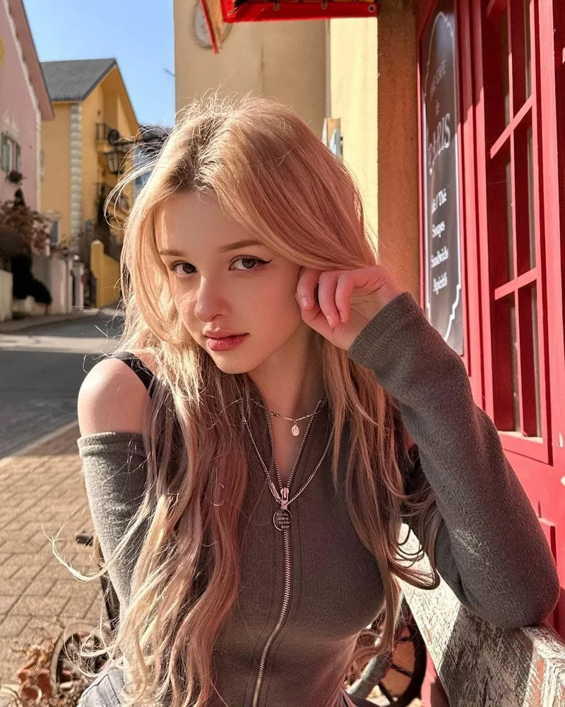 Ảnh Elina Karimova Với Thần Thái Tự Tin