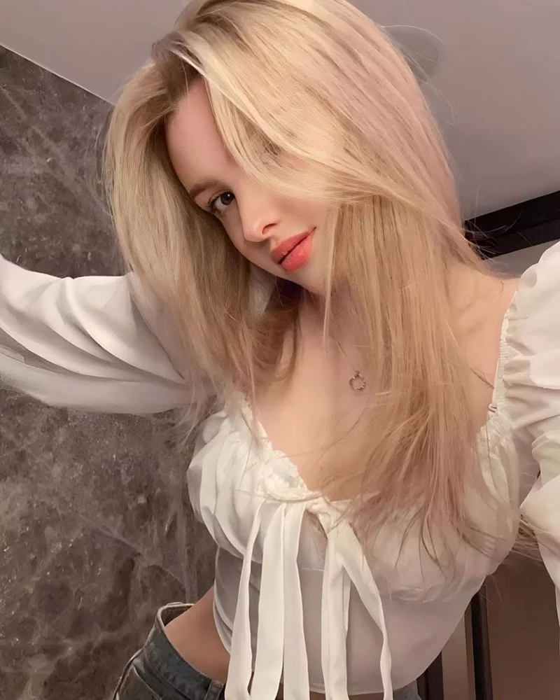 Ảnh Elina Karimova Với Vẻ Đẹp Xinh Xắn Và Cuốn Hút
