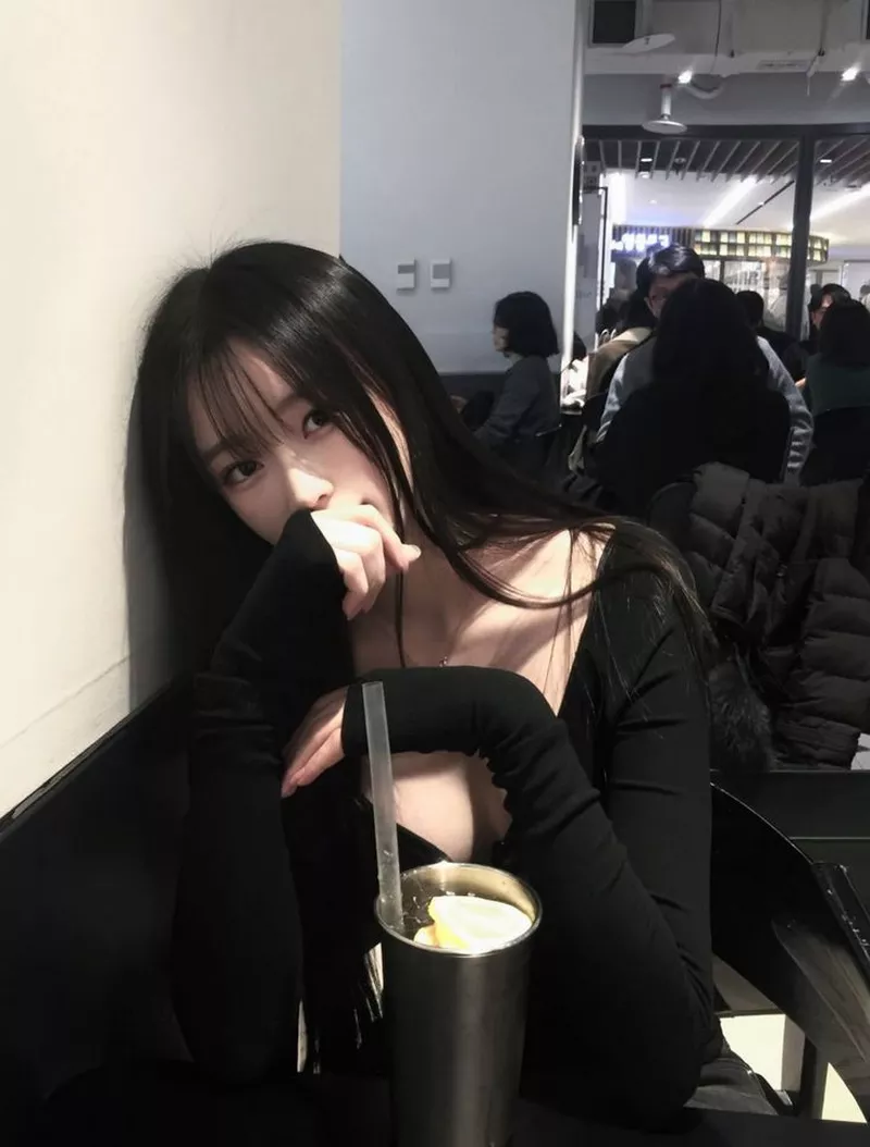 Ảnh Gái Xinh Che Mặt Trong Không Gian Phòng Đầy Ánh Sáng Ảnh Gái Xinh Che Mặt Trong Không Gian Phòng Đầy Ánh Sáng
