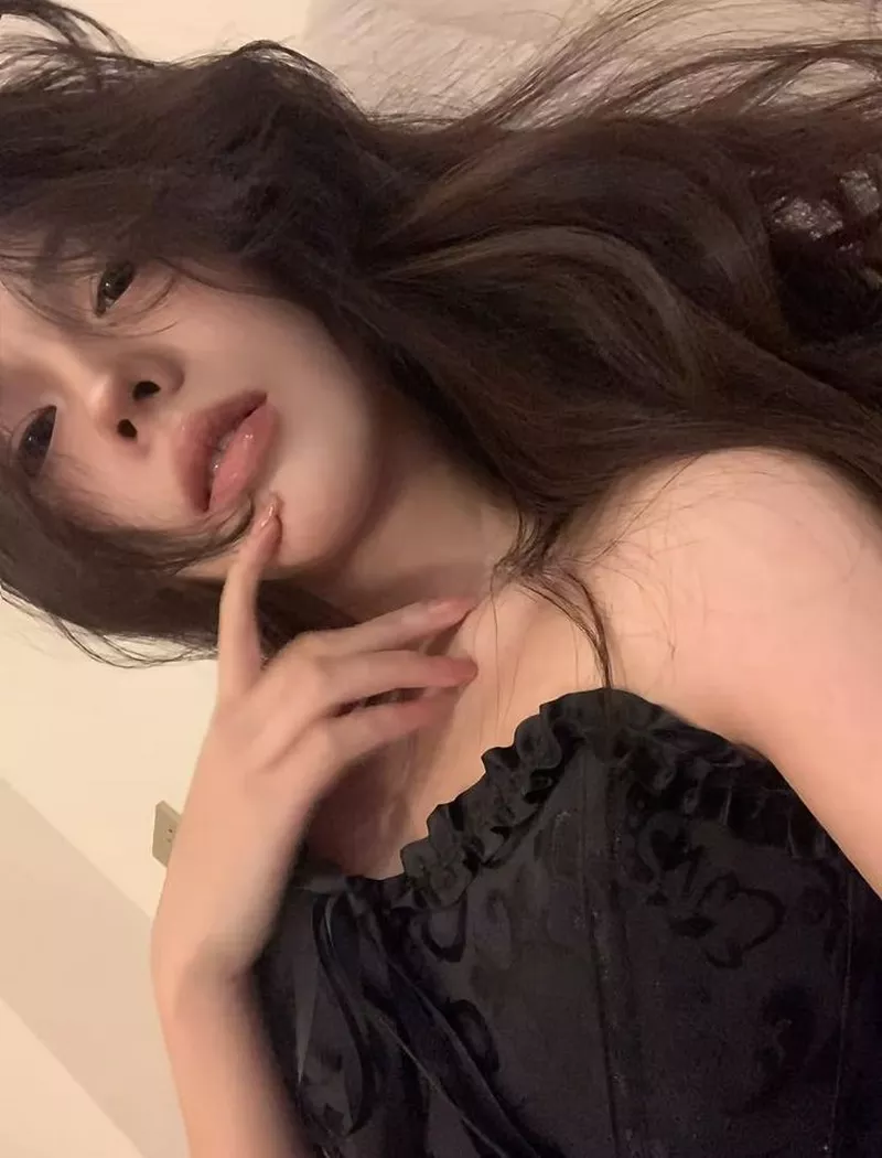 Ảnh Gái Xinh Che Mặt Với Phong Cách Trẻ Trung Và Hiện Đại Ảnh Gái Xinh Che Mặt Với Phong Cách Trẻ Trung Và Hiện Đại