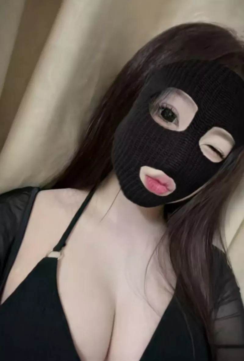 Ảnh Gái Xinh Che Mặt Với Trang Phục Màu Sắc Tươi Tắn Ảnh Gái Xinh Che Mặt Với Trang Phục Màu Sắc Tươi Tắn