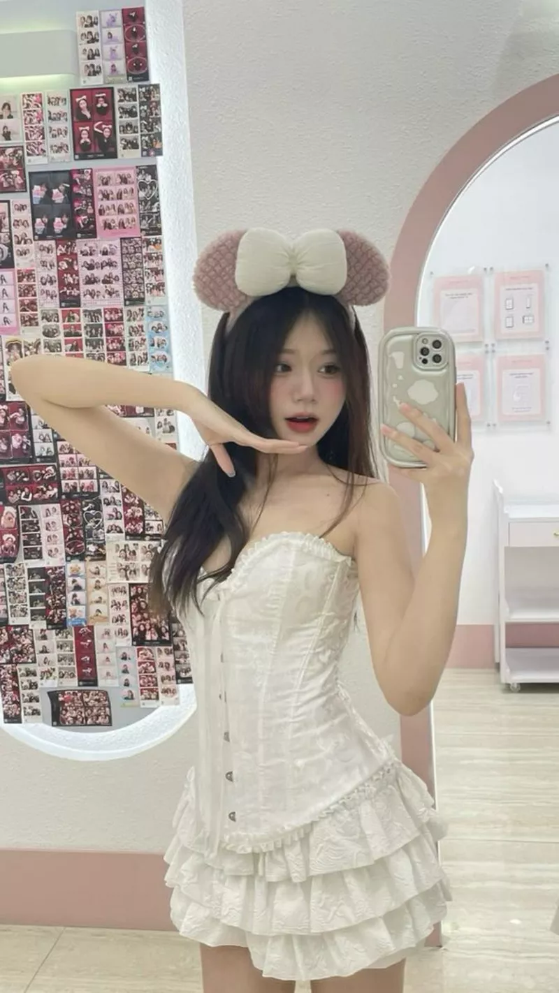 Ảnh Gái Xinh Chụp Ảnh Trước Gương Mang Phong Cách Độc Đáo Ảnh Gái Xinh Chụp Ảnh Trước Gương Mang Phong Cách Độc Đáo