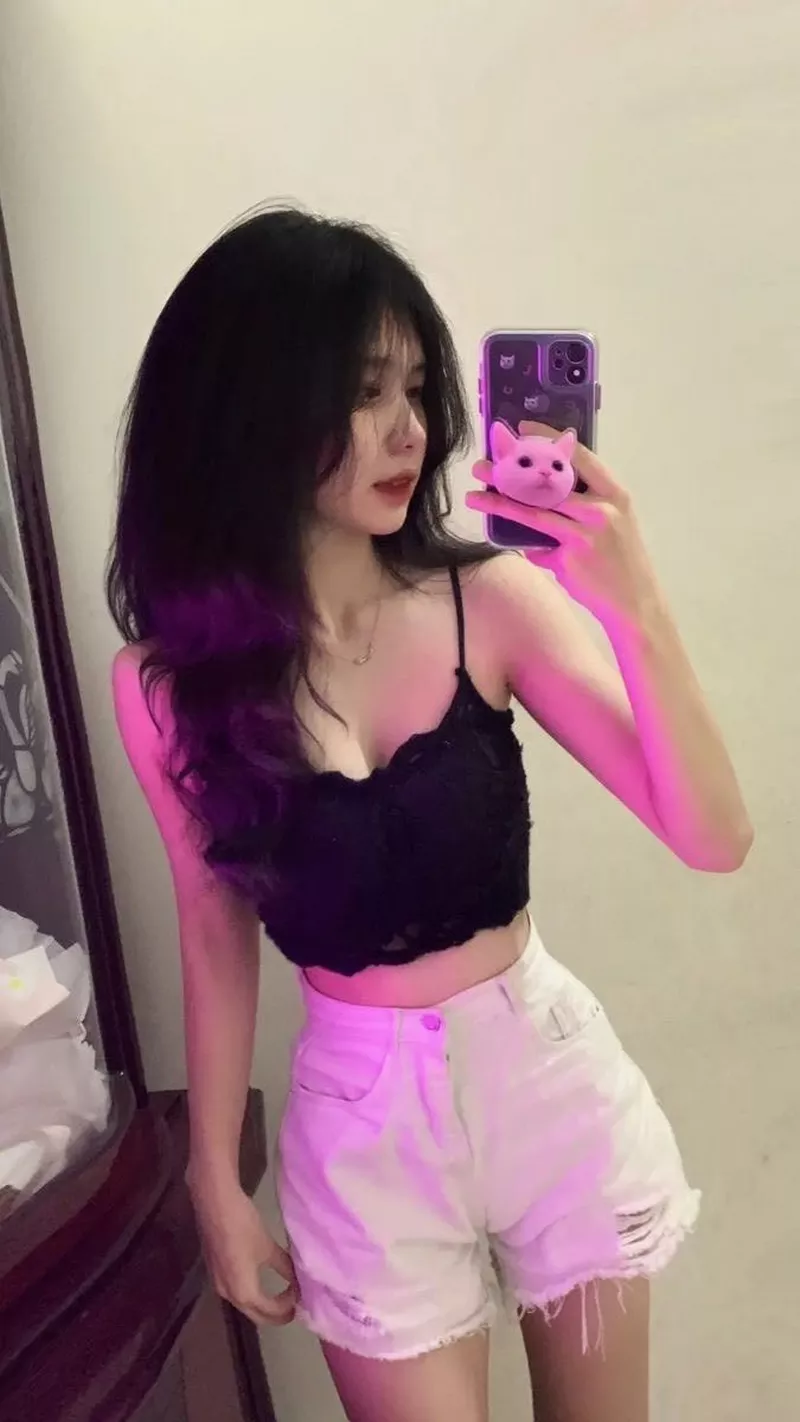 Ảnh Gái Xinh Chụp Ảnh Trước Gương Mang Vẻ Đẹp Ngọt Ngào Ảnh Gái Xinh Chụp Ảnh Trước Gương Mang Vẻ Đẹp Ngọt Ngào