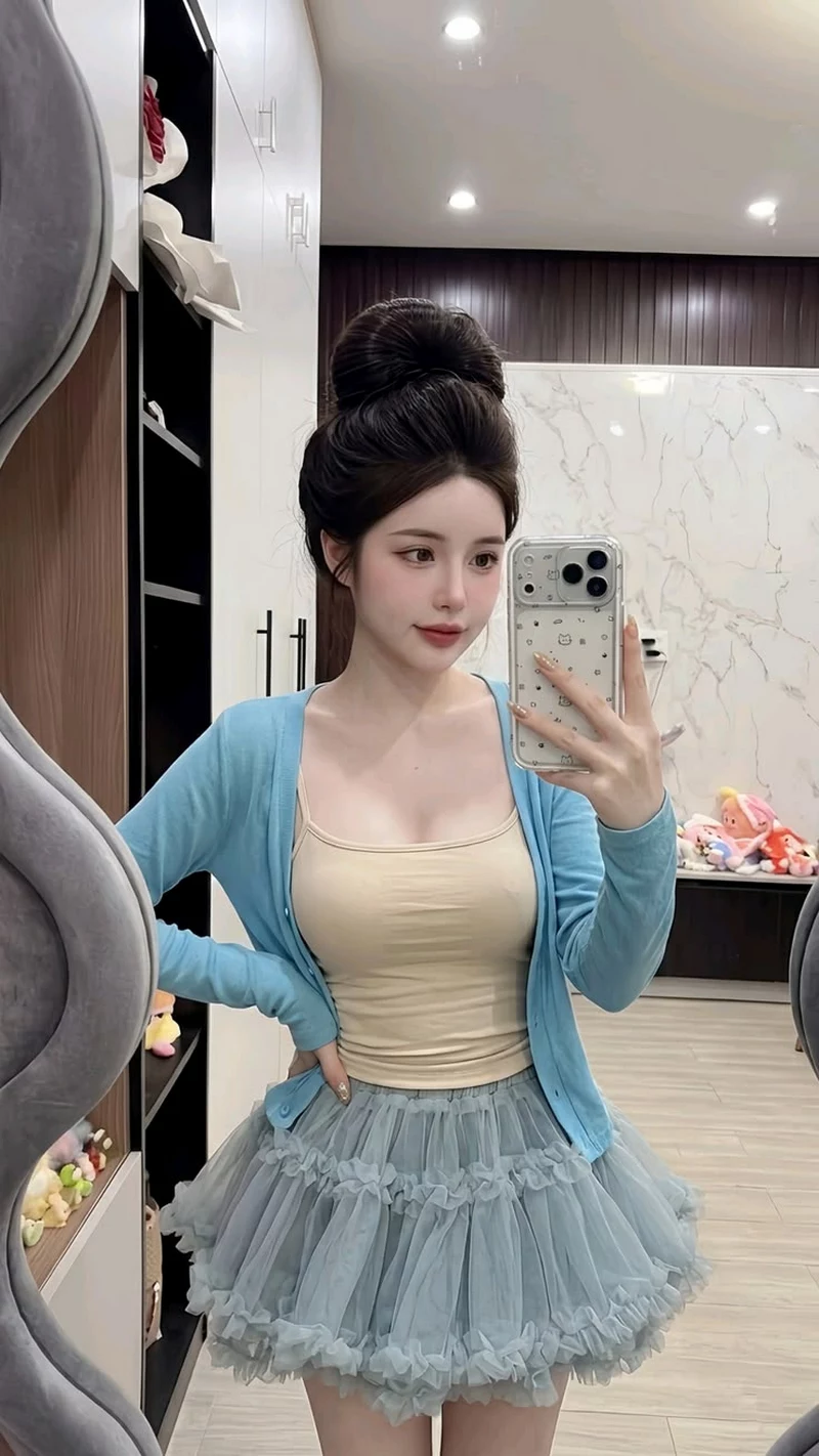 Ảnh Gái Xinh Chụp Ảnh Trước Gương Trong Bộ Đồ Trẻ Trung Ảnh Gái Xinh Chụp Ảnh Trước Gương Trong Bộ Đồ Trẻ Trung
