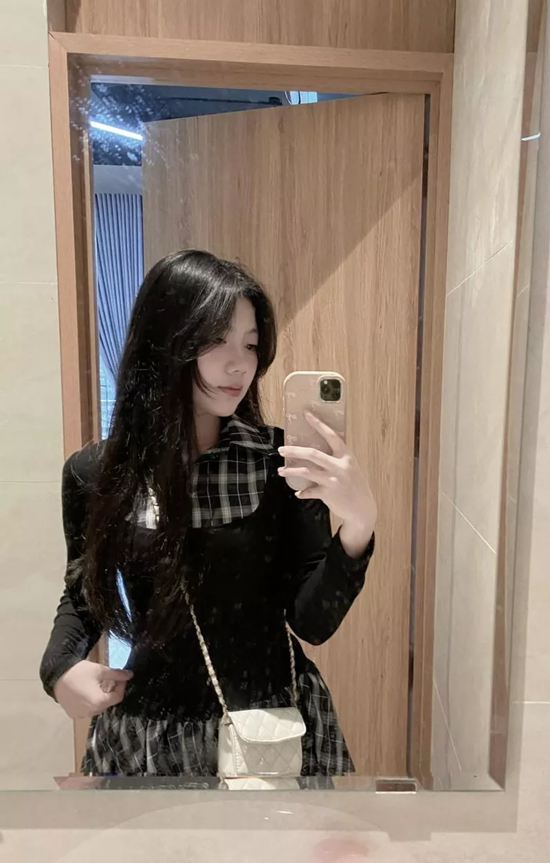 Ảnh Gái Xinh Chụp Ảnh Trước Gương Trong Bộ Váy Thời Thượng Ảnh Gái Xinh Chụp Ảnh Trước Gương Trong Bộ Váy Thời Thượng