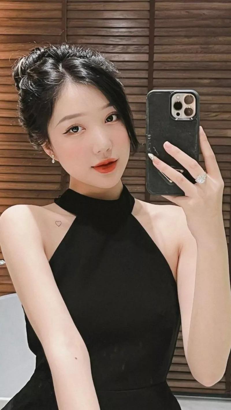 Ảnh Gái Xinh Chụp Ảnh Trước Gương Trong Không Gian Phòng Ngủ Ảnh Gái Xinh Chụp Ảnh Trước Gương Trong Không Gian Phòng Ngủ