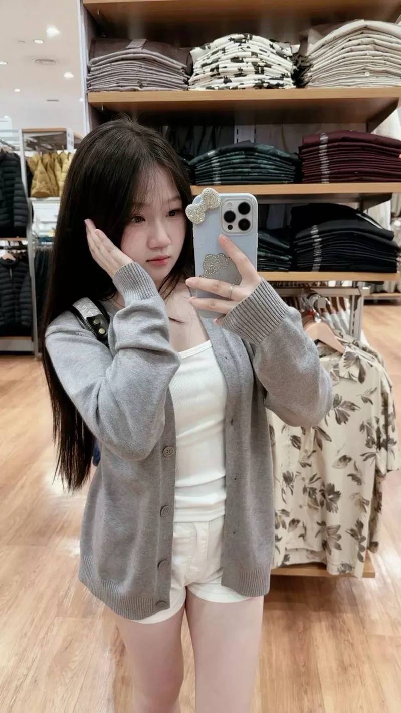 Ảnh Gái Xinh Chụp Ảnh Trước Gương Trong Outfit Tôn Dáng Ảnh Gái Xinh Chụp Ảnh Trước Gương Trong Outfit Tôn Dáng