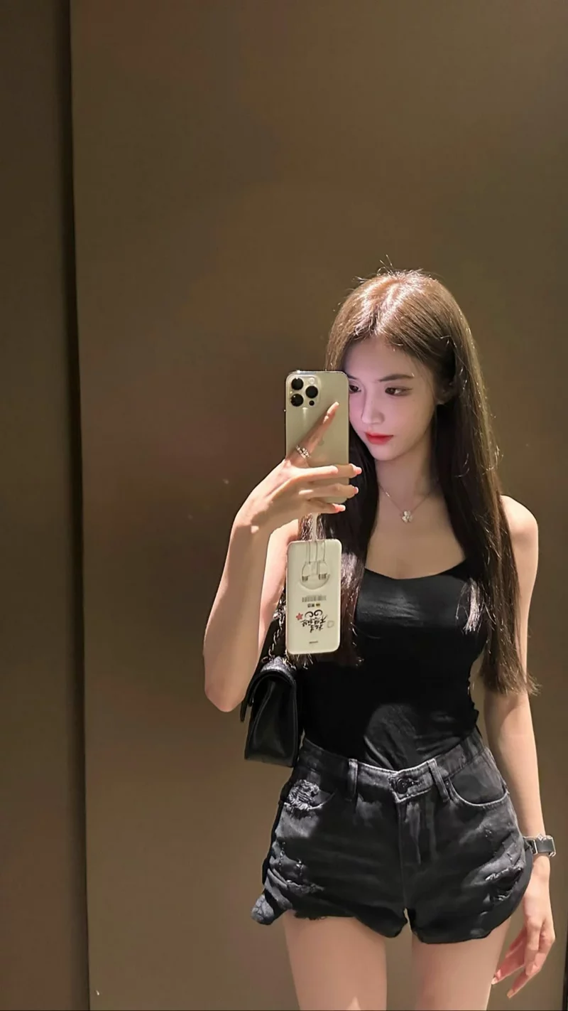 Ảnh Gái Xinh Chụp Ảnh Trước Gương Trong Phong Cách Trẻ Trung Ảnh Gái Xinh Chụp Ảnh Trước Gương Trong Phong Cách Trẻ Trung