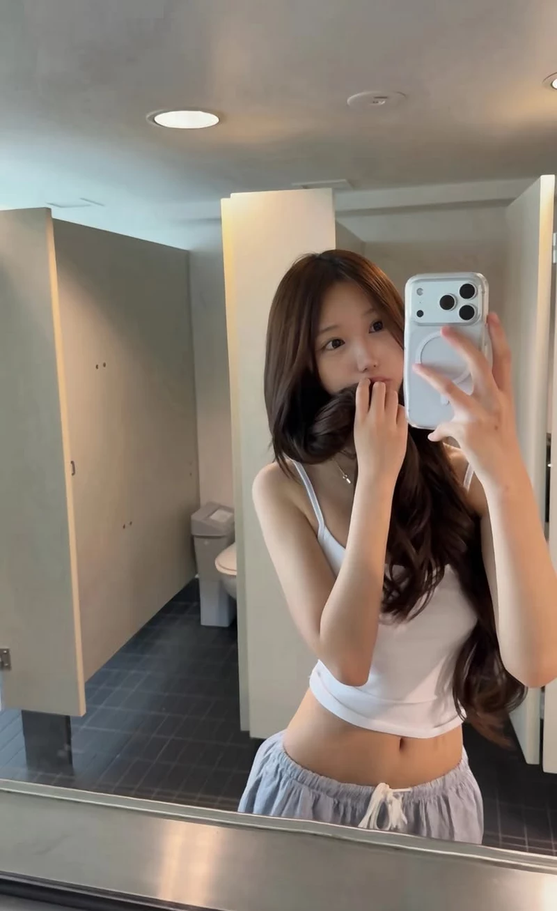 Ảnh Gái Xinh Chụp Ảnh Trước Gương Trong Trang Phục Thanh Lịch Ảnh Gái Xinh Chụp Ảnh Trước Gương Trong Trang Phục Thanh Lịch