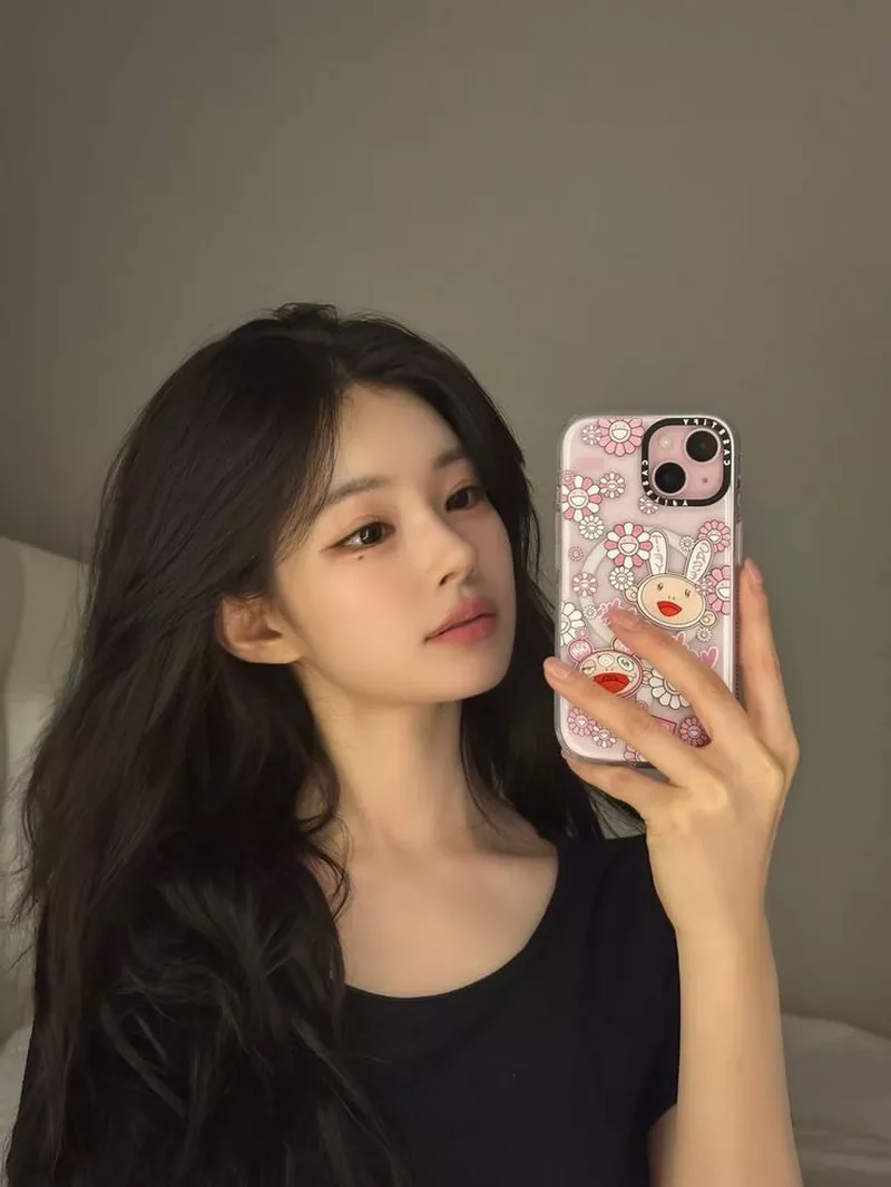 Ảnh Gái Xinh Chụp Ảnh Trước Gương Với Nụ Cười Rạng Rỡ Ảnh Gái Xinh Chụp Ảnh Trước Gương Với Nụ Cười Rạng Rỡ