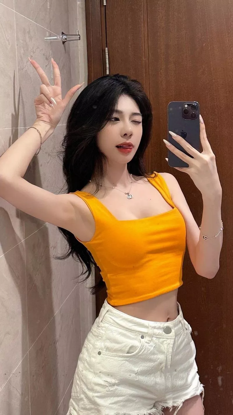 Ảnh Gái Xinh Chụp Ảnh Trước Gương Với Outfit Cá Tính Ảnh Gái Xinh Chụp Ảnh Trước Gương Với Outfit Cá Tính