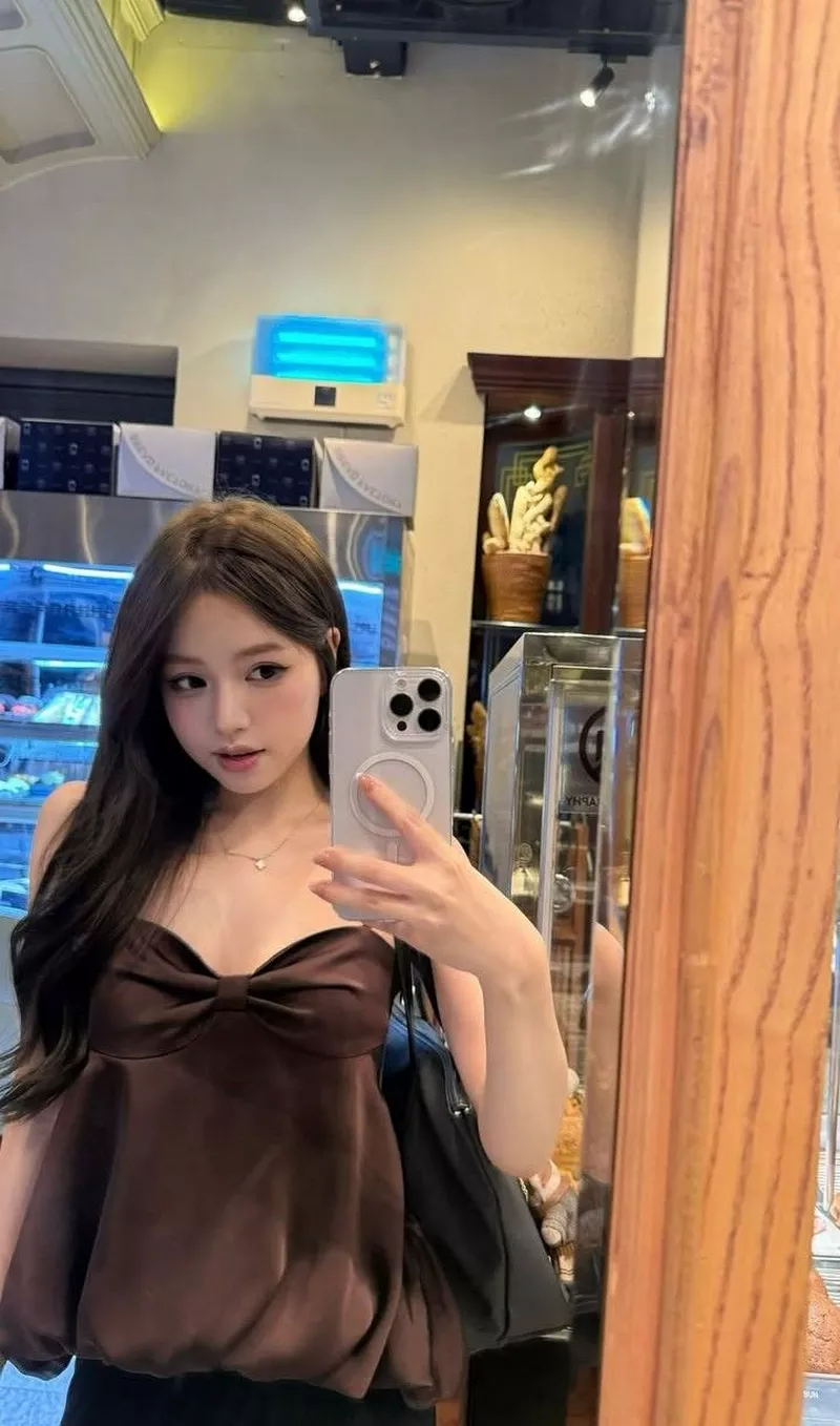 Ảnh Gái Xinh Chụp Ảnh Trước Gương Với Phong Cách Hiện Đại Ảnh Gái Xinh Chụp Ảnh Trước Gương Với Phong Cách Hiện Đại