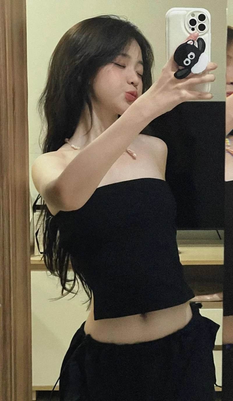Ảnh Gái Xinh Chụp Ảnh Trước Gương Với Phong Cách Nữ Tính Ảnh Gái Xinh Chụp Ảnh Trước Gương Với Phong Cách Nữ Tính