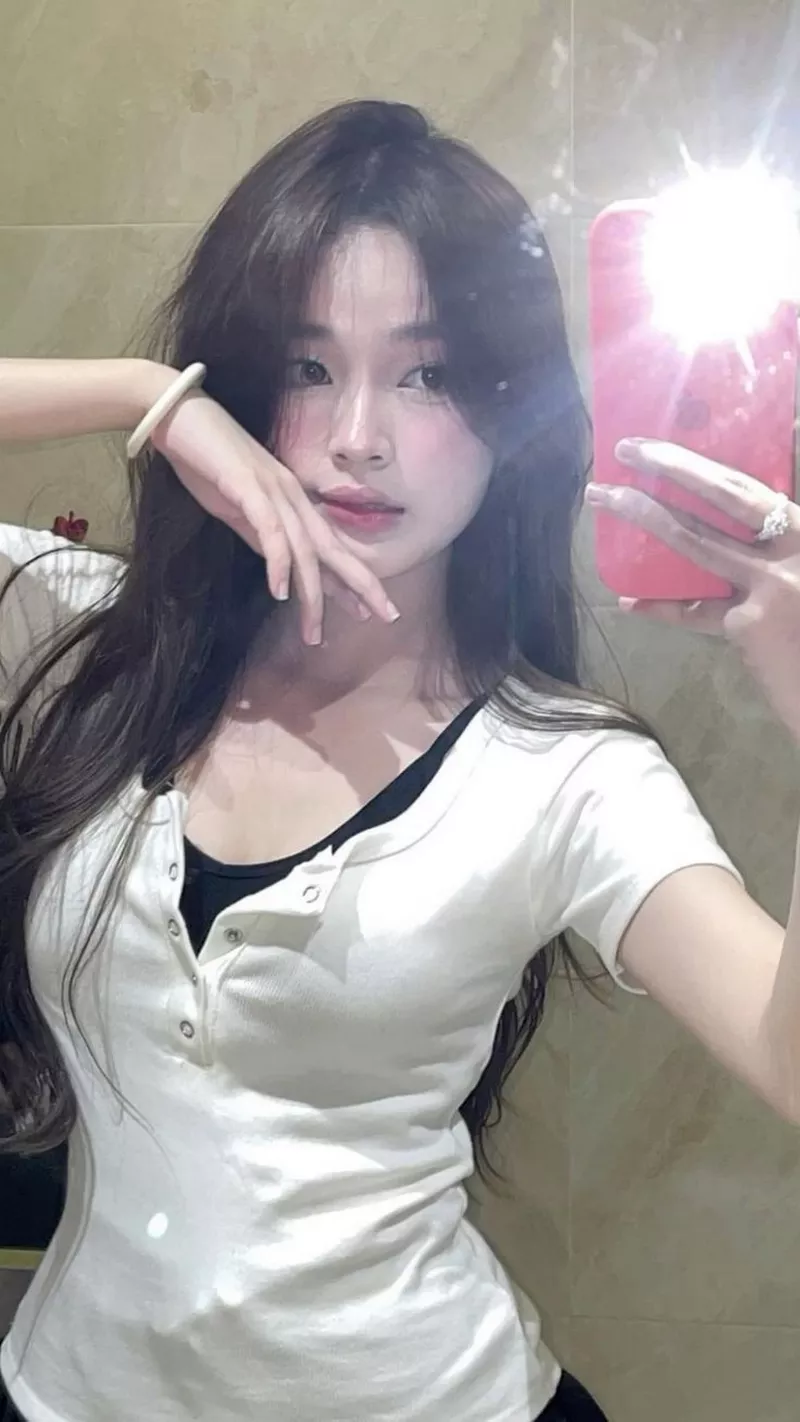 Ảnh Gái Xinh Chụp Ảnh Trước Gương Với Phong Cách Thời Trang Ảnh Gái Xinh Chụp Ảnh Trước Gương Với Phong Cách Thời Trang