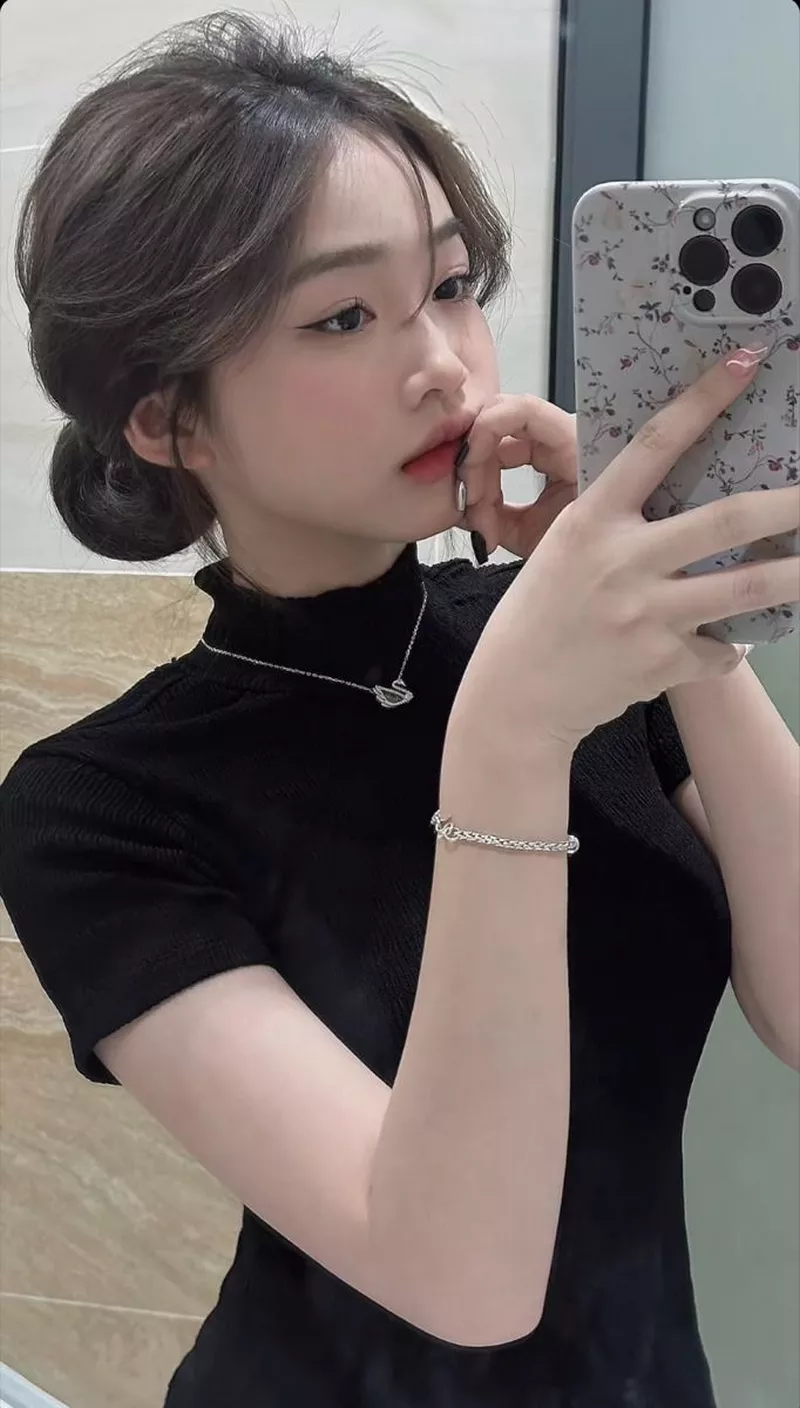 Ảnh Gái Xinh Chụp Ảnh Trước Gương Với Thần Thái Tự Tin Ảnh Gái Xinh Chụp Ảnh Trước Gương Với Thần Thái Tự Tin
