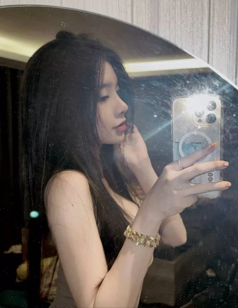 Ảnh Gái Xinh Chụp Ảnh Trước Gương Với Vẻ Đẹp Nổi Bật Ảnh Gái Xinh Chụp Ảnh Trước Gương Với Vẻ Đẹp Nổi Bật