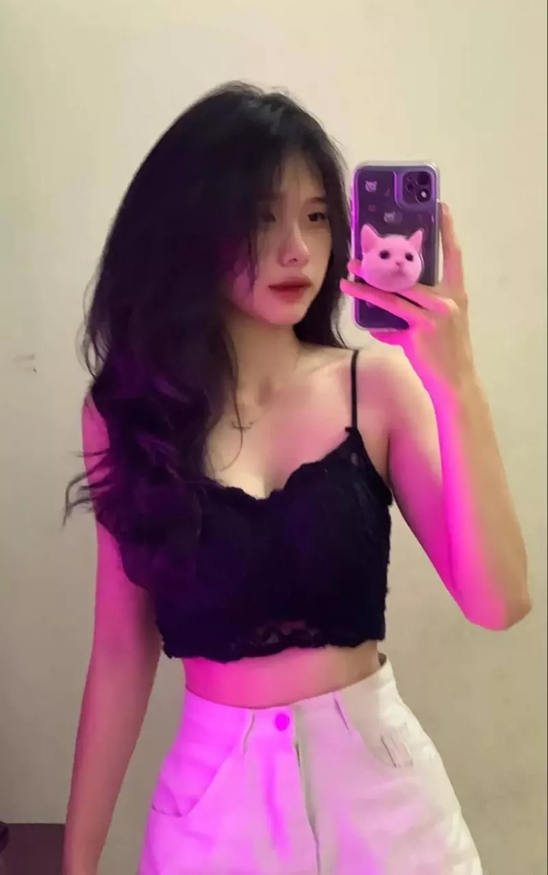 Ảnh Gái Xinh Chụp Ảnh Trước Gương Với Vẻ Đẹp Tự Nhiên Ảnh Gái Xinh Chụp Ảnh Trước Gương Với Vẻ Đẹp Tự Nhiên