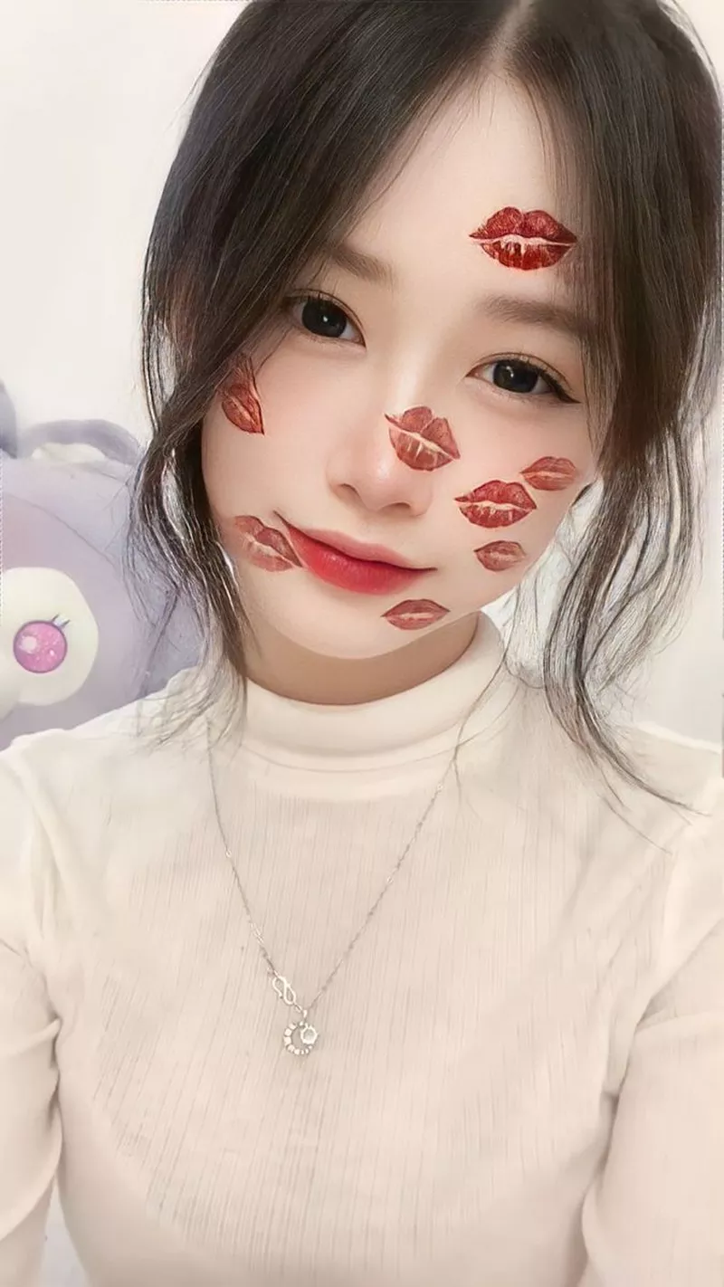 Ảnh Gái Xinh Cười Đầy Tự Tin Trước Ống Kính Ảnh Gái Xinh Cười Đầy Tự Tin Trước Ống Kính